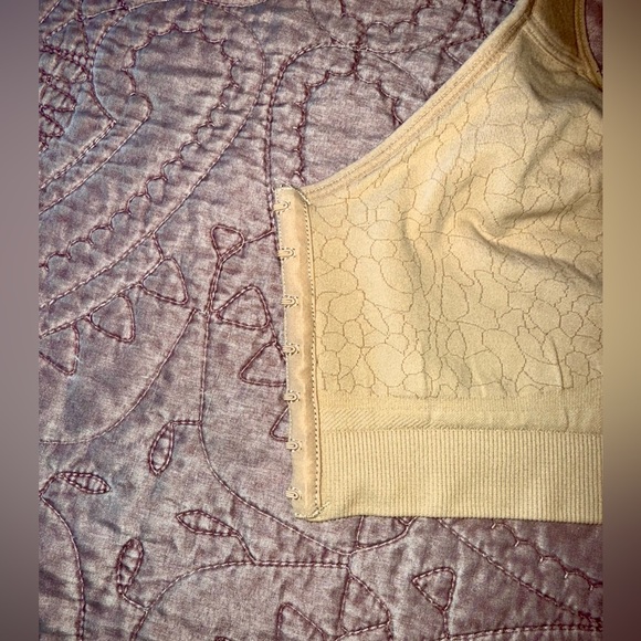 Breezies front closure Beige Bra, no wire - Picture 3 of 9